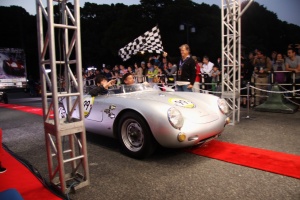 PORSCHE 550 RS crossing the finish line under checkered flag
