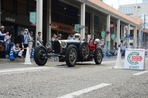 Entrant in BUGATTI T35B looking at measurement line in open PC competition on Takada Honcho