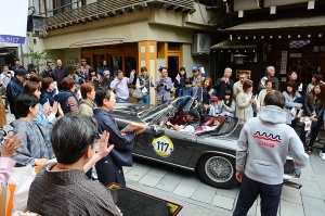 MASERATI MISTRAL SPYDER leaves Shibuonsen where entrants were welcomed
